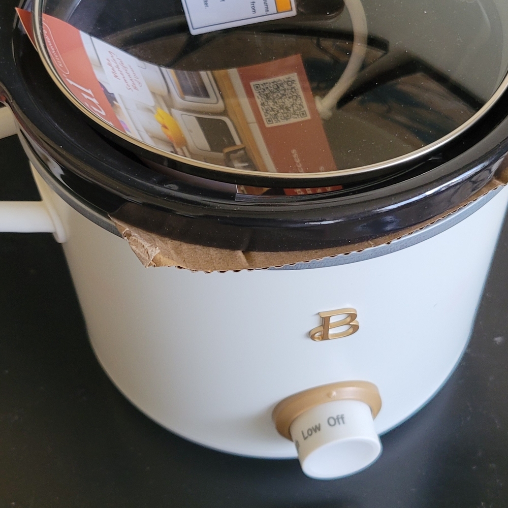 Beautiful White Slow Cooker - Picture 2 of 4
